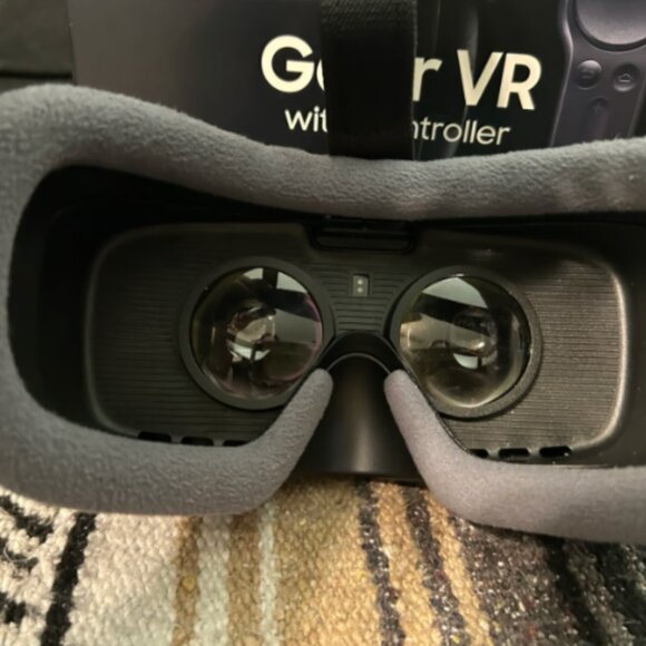 Samsung Gear VR with Controller in box Powered by Oculus - Picture 3 of 6